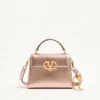 Bolso mini Vsling de Valentino Garavani en piel de becerro granulada laminada con logotipo joya Bolso mini Vsling de Valentino Garavani en piel de becerro granulada laminada con logotipo joya