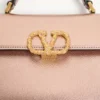 Bolso mini Vsling de Valentino Garavani en piel de becerro granulada laminada con logotipo joya Bolso mini Vsling de Valentino Garavani en piel de becerro granulada laminada con logotipo joya