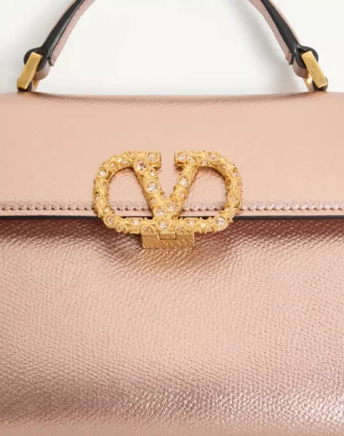 Bolso mini Vsling de Valentino Garavani en piel de becerro granulada laminada con logotipo joya Bolso mini Vsling de Valentino Garavani en piel de becerro granulada laminada con logotipo joya