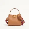 Bolso pequeño Alltime de Valentino Garavani en piel de becerro granulada con bandolera bordada Bolso pequeño Alltime de Valentino Garavani en piel de becerro granulada con bandolera bordada