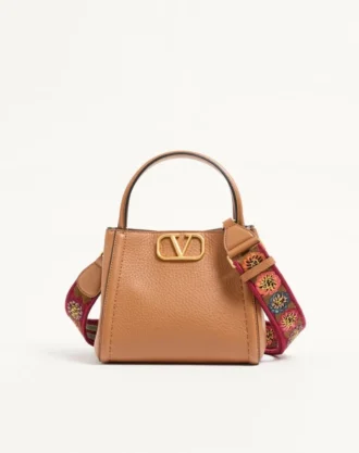 Bolso pequeño Alltime de Valentino Garavani en piel de becerro granulada con bandolera bordada