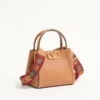 Bolso pequeño Alltime de Valentino Garavani en piel de becerro granulada con bandolera bordada Bolso pequeño Alltime de Valentino Garavani en piel de becerro granulada con bandolera bordada