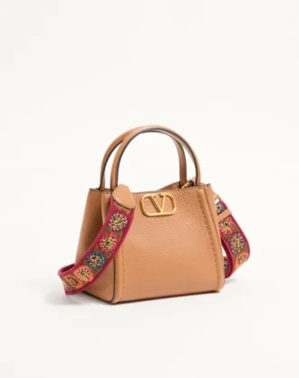 Bolso pequeño Alltime de Valentino Garavani en piel de becerro granulada con bandolera bordada