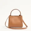 Bolso pequeño Alltime de Valentino Garavani en piel de becerro granulada con bandolera bordada Bolso pequeño Alltime de Valentino Garavani en piel de becerro granulada con bandolera bordada