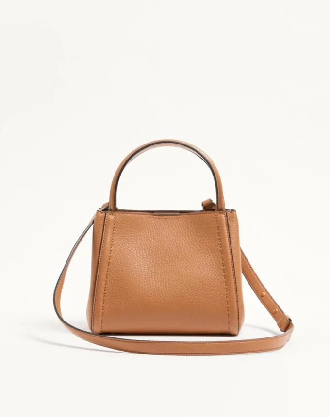 Bolso pequeño Alltime de Valentino Garavani en piel de becerro granulada con bandolera bordada Bolso pequeño Alltime de Valentino Garavani en piel de becerro granulada con bandolera bordada