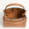 Bolso pequeño Alltime de Valentino Garavani en piel de becerro granulada con bandolera bordada Bolso pequeño Alltime de Valentino Garavani en piel de becerro granulada con bandolera bordada