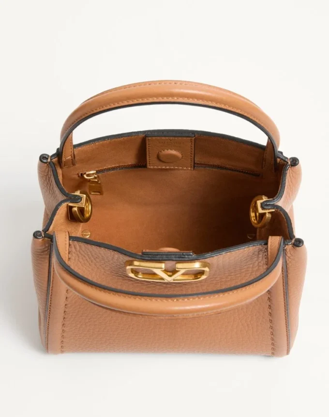 Bolso pequeño Alltime de Valentino Garavani en piel de becerro granulada con bandolera bordada Bolso pequeño Alltime de Valentino Garavani en piel de becerro granulada con bandolera bordada