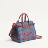 Bolso pequeño Antibes de Valentino Garavani en denim con bordado Cherryfic Bolso pequeño Antibes de Valentino Garavani en denim con bordado Cherryfic