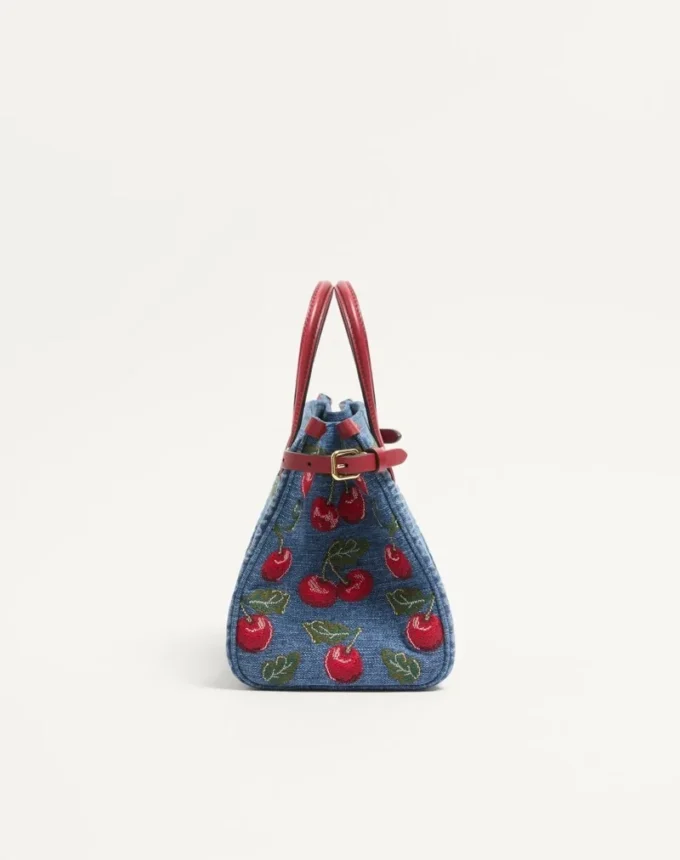Bolso pequeño Antibes de Valentino Garavani en denim con bordado Cherryfic Bolso pequeño Antibes de Valentino Garavani en denim con bordado Cherryfic