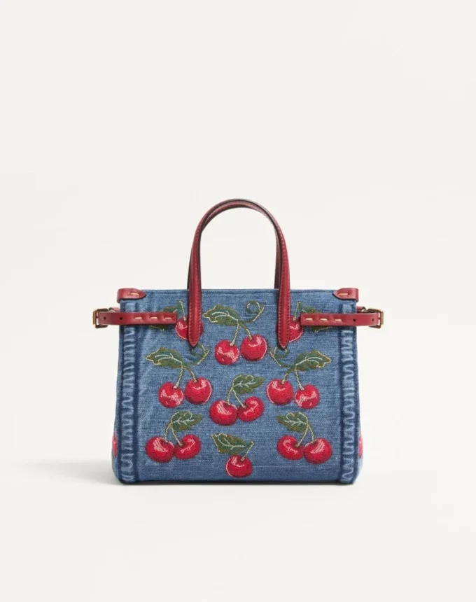 Bolso pequeño Antibes de Valentino Garavani en denim con bordado Cherryfic Bolso pequeño Antibes de Valentino Garavani en denim con bordado Cherryfic