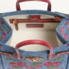 Bolso pequeño Antibes de Valentino Garavani en denim con bordado Cherryfic Bolso pequeño Antibes de Valentino Garavani en denim con bordado Cherryfic
