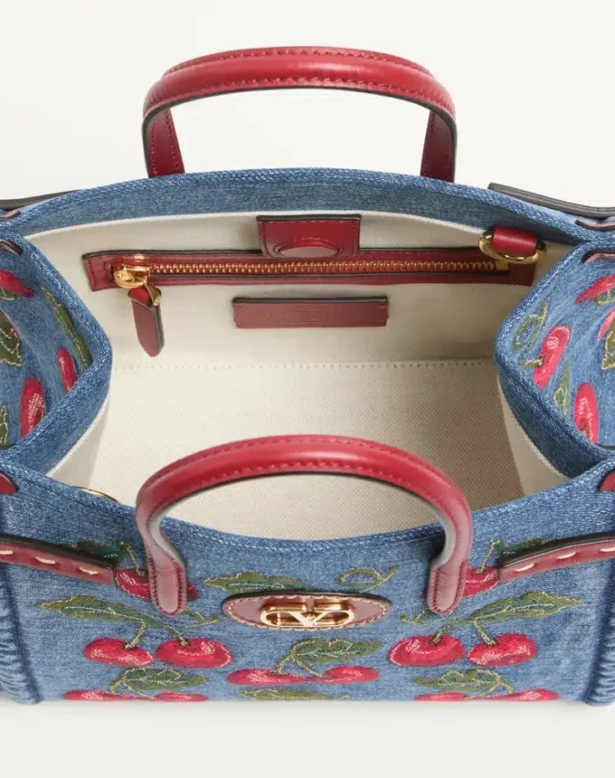 Bolso pequeño Antibes de Valentino Garavani en denim con bordado Cherryfic Bolso pequeño Antibes de Valentino Garavani en denim con bordado Cherryfic