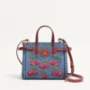 Bolso pequeño Antibes de Valentino Garavani en denim con bordado Cherryfic Bolso pequeño Antibes de Valentino Garavani en denim con bordado Cherryfic