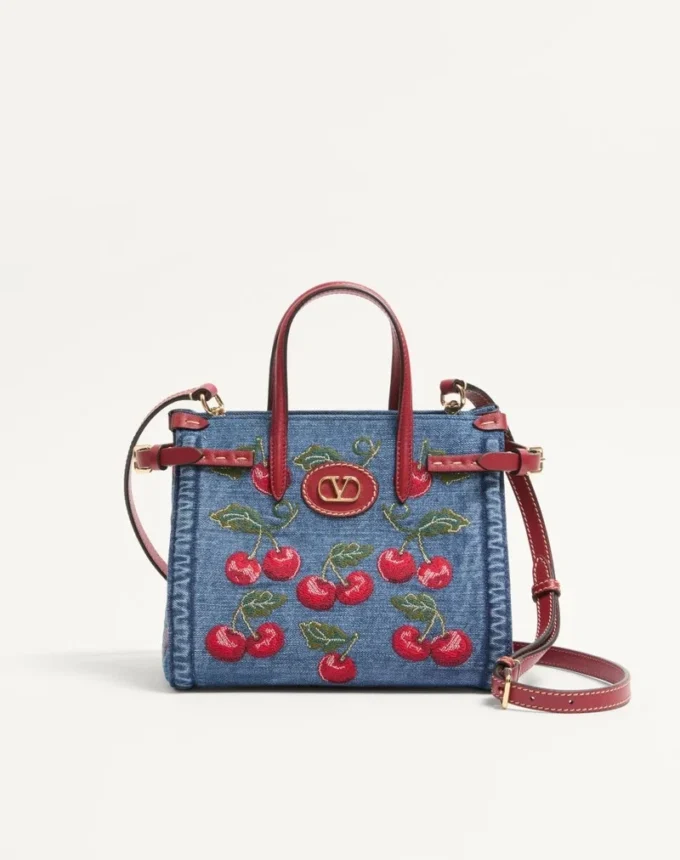 Bolso pequeño Antibes de Valentino Garavani en denim con bordado Cherryfic Bolso pequeño Antibes de Valentino Garavani en denim con bordado Cherryfic