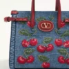 Bolso pequeño Antibes de Valentino Garavani en denim con bordado Cherryfic Bolso pequeño Antibes de Valentino Garavani en denim con bordado Cherryfic