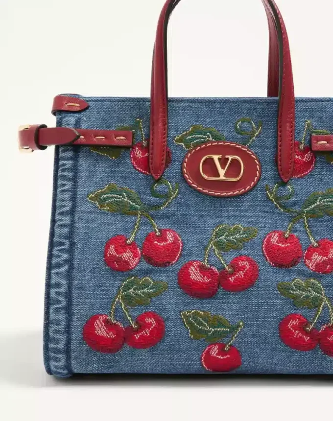 Bolso pequeño Antibes de Valentino Garavani en denim con bordado Cherryfic Bolso pequeño Antibes de Valentino Garavani en denim con bordado Cherryfic