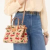 Bolso pequeño Antibes de Valentino Garavani en rafia jacquard con estampado Cherryfic Bolso pequeño Antibes de Valentino Garavani en rafia jacquard con estampado Cherryfic