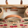 Bolso pequeño Antibes de Valentino Garavani en rafia jacquard con estampado Cherryfic Bolso pequeño Antibes de Valentino Garavani en rafia jacquard con estampado Cherryfic