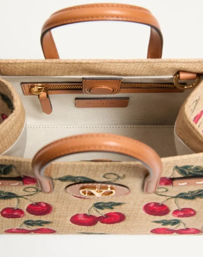 Bolso pequeño Antibes de Valentino Garavani en rafia jacquard con estampado Cherryfic Bolso pequeño Antibes de Valentino Garavani en rafia jacquard con estampado Cherryfic