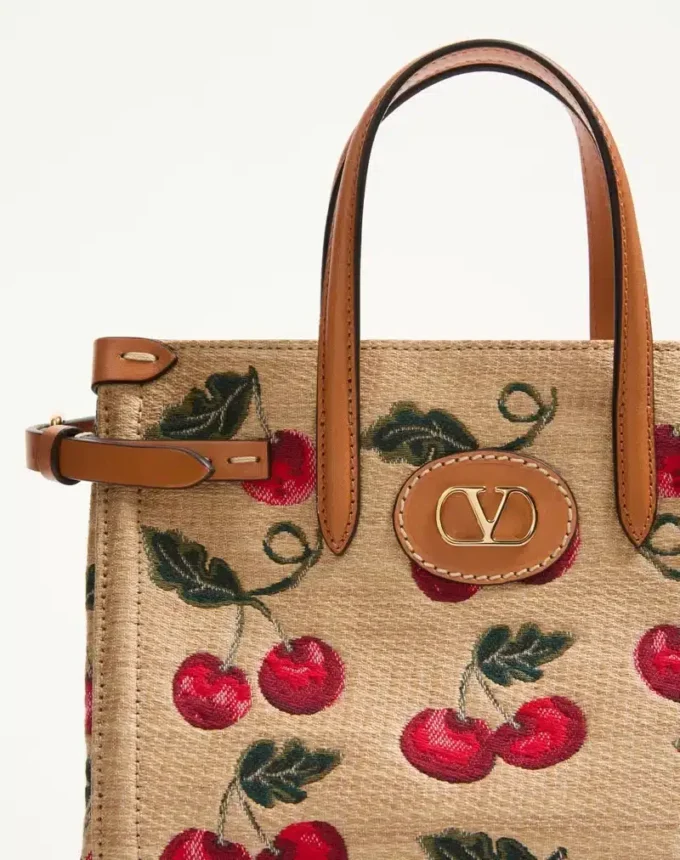 Bolso pequeño Antibes de Valentino Garavani en rafia jacquard con estampado Cherryfic Bolso pequeño Antibes de Valentino Garavani en rafia jacquard con estampado Cherryfic