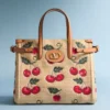 Bolso pequeño Antibes de Valentino Garavani en rafia jacquard con estampado Cherryfic Bolso pequeño Antibes de Valentino Garavani en rafia jacquard con estampado Cherryfic