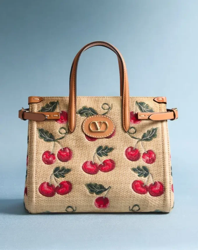 Bolso pequeño Antibes de Valentino Garavani en rafia jacquard con estampado Cherryfic Bolso pequeño Antibes de Valentino Garavani en rafia jacquard con estampado Cherryfic