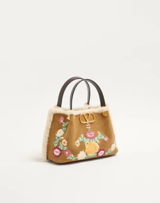 Bolso pequeño de compras Valentino Garavani en ante bordado con forro de piel de oveja. Bolso pequeño de compras Valentino Garavani en ante bordado con forro de piel de oveja.