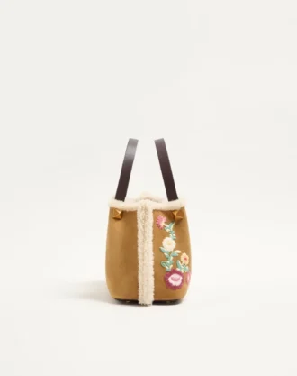 Bolso pequeño de compras Valentino Garavani en ante bordado con forro de piel de oveja. Bolso pequeño de compras Valentino Garavani en ante bordado con forro de piel de oveja.