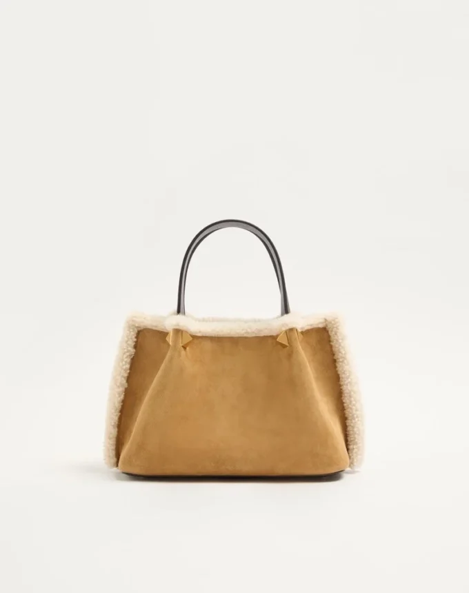 Bolso pequeño de compras Valentino Garavani en ante bordado con forro de piel de oveja.