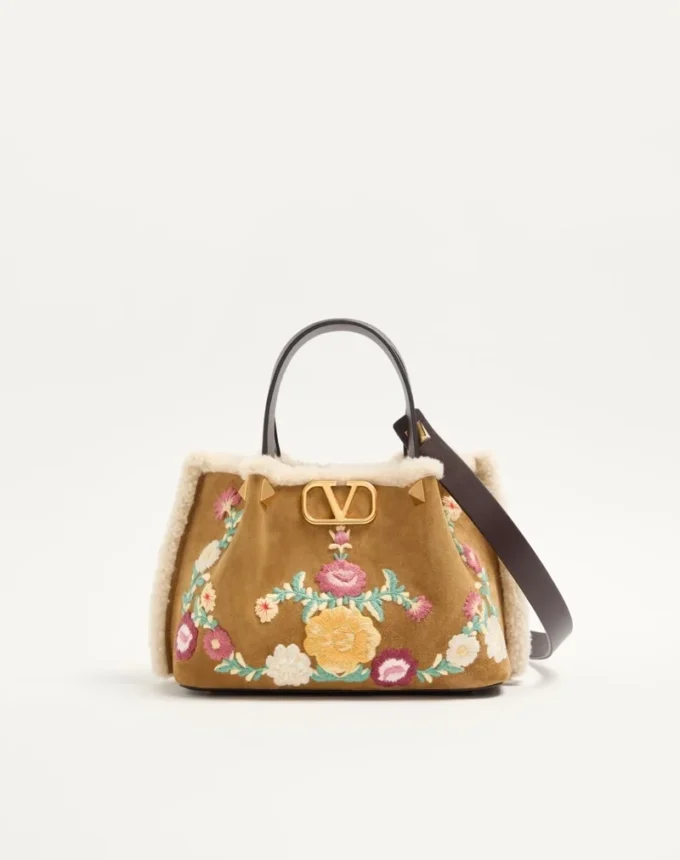 Bolso pequeño de compras Valentino Garavani en ante bordado con forro de piel de oveja.