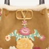 Bolso pequeño de compras Valentino Garavani en ante bordado con forro de piel de oveja.