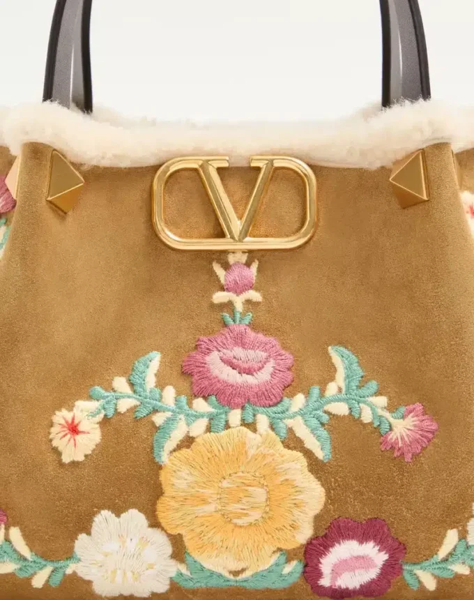 Bolso pequeño de compras Valentino Garavani en ante bordado con forro de piel de oveja.