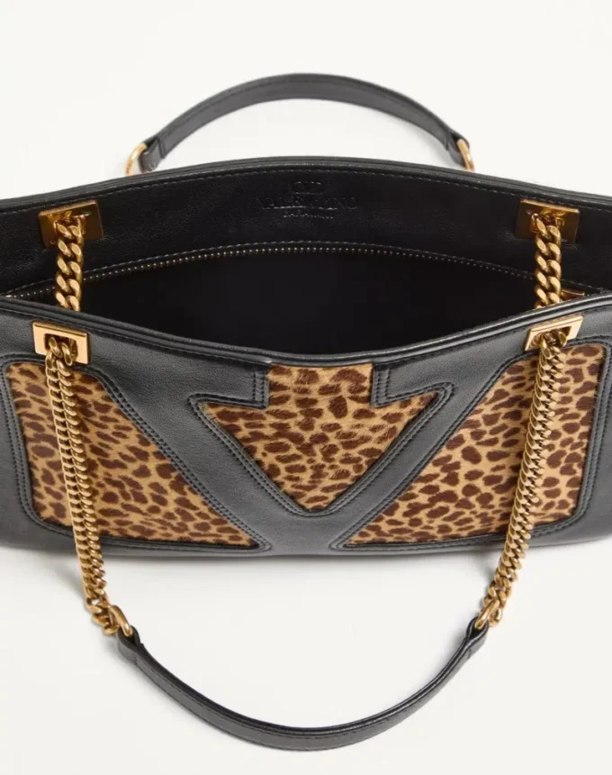 Bolso pequeño de compras Valentino Garavani Viva Superstar en piel de becerro con efecto pony Bolso pequeño de compras Valentino Garavani Viva Superstar en piel de becerro con efecto pony