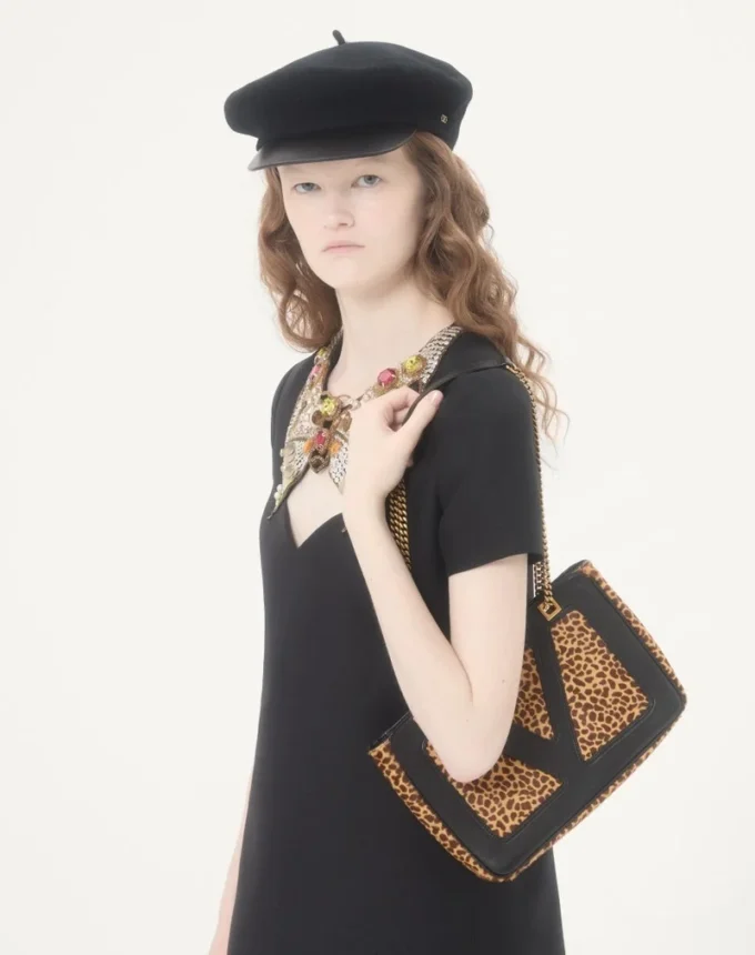 Bolso pequeño de compras Valentino Garavani Viva Superstar en piel de becerro con efecto pony Bolso pequeño de compras Valentino Garavani Viva Superstar en piel de becerro con efecto pony