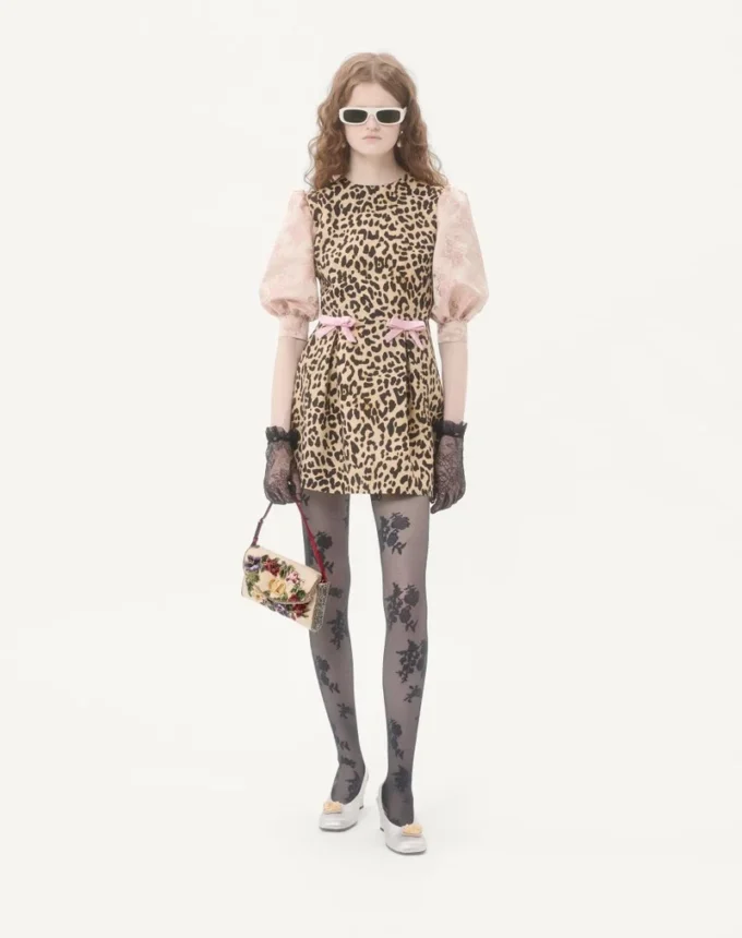 Bolso pequeño de hombro bordado DeVain de Valentino Garavani Bolso pequeño de hombro bordado DeVain de Valentino Garavani