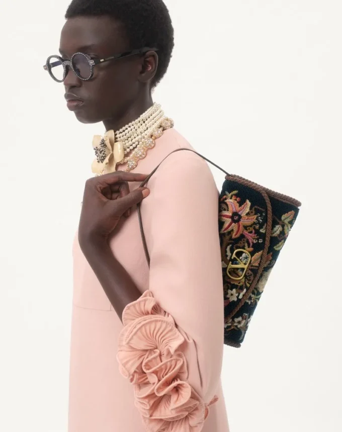 Bolso pequeño de hombro bordado DeVain de Valentino Garavani Bolso pequeño de hombro bordado DeVain de Valentino Garavani