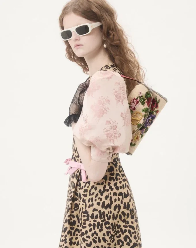 Bolso pequeño de hombro bordado DeVain de Valentino Garavani Bolso pequeño de hombro bordado DeVain de Valentino Garavani