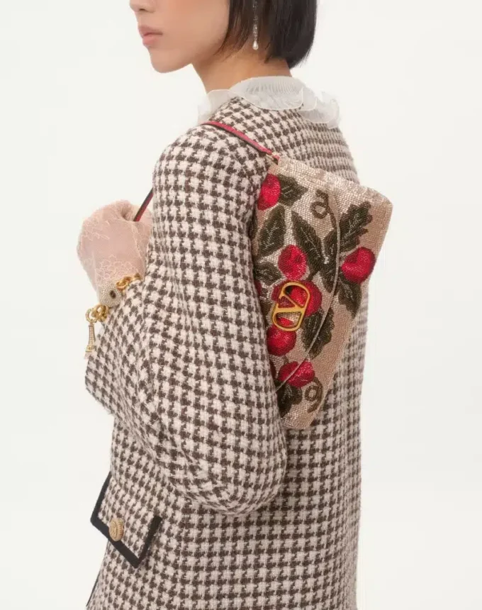 Bolso pequeño de hombro bordado DeVain de Valentino Garavani Bolso pequeño de hombro bordado DeVain de Valentino Garavani