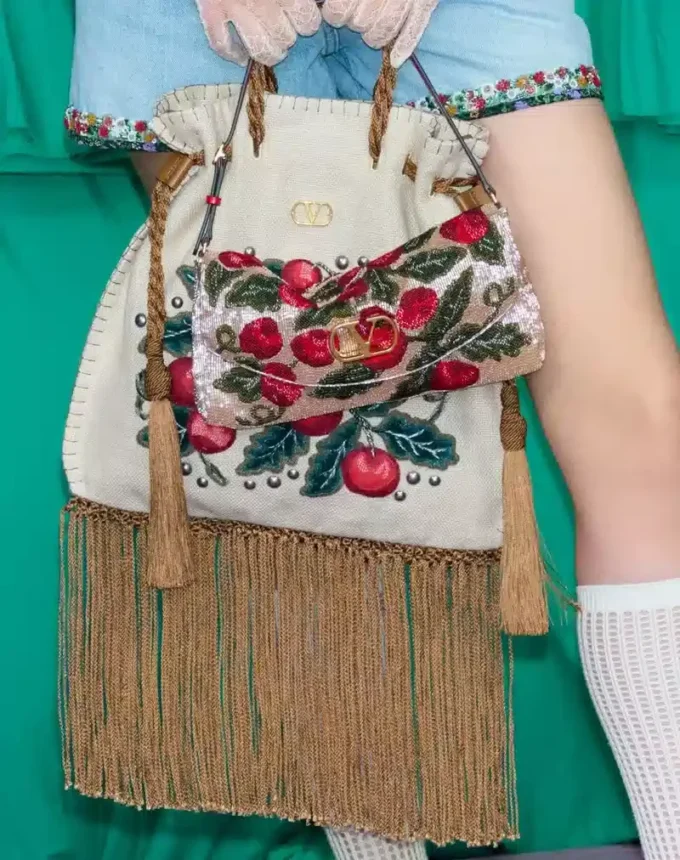 Bolso pequeño de hombro bordado DeVain de Valentino Garavani Bolso pequeño de hombro bordado DeVain de Valentino Garavani