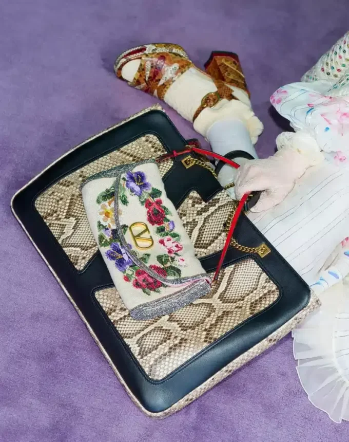 Bolso pequeño de hombro bordado DeVain de Valentino Garavani Bolso pequeño de hombro bordado DeVain de Valentino Garavani