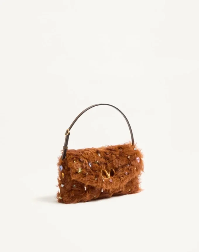 Bolso pequeño de hombro DeVain de Valentino Garavani en piel de cordero con pedrería. Bolso pequeño de hombro DeVain de Valentino Garavani en piel de cordero con pedrería.