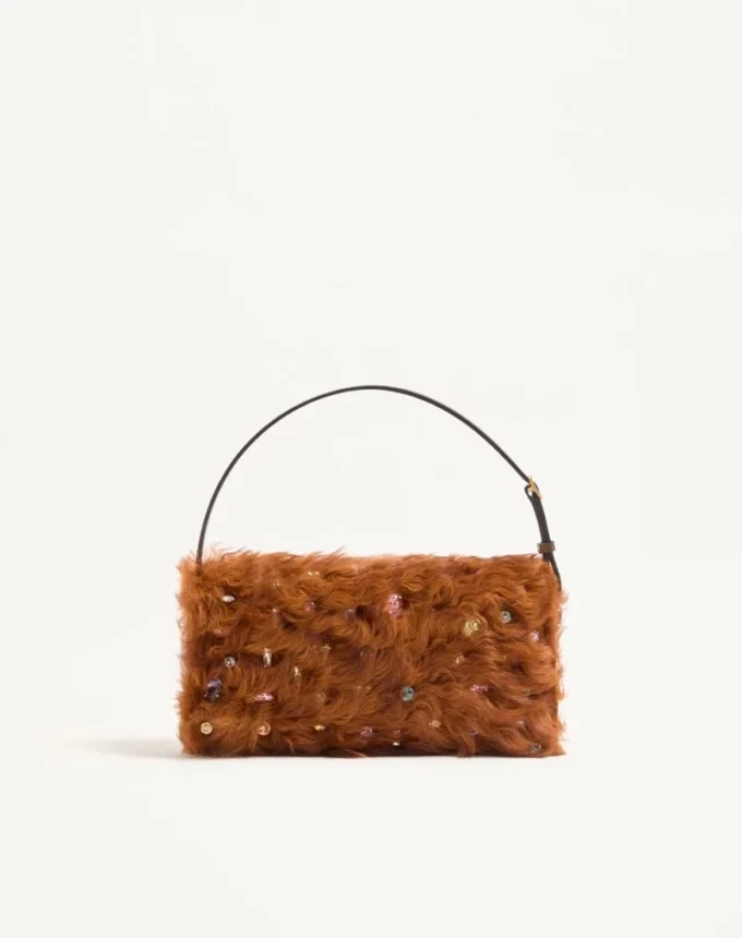 Bolso pequeño de hombro DeVain de Valentino Garavani en piel de cordero con pedrería. Bolso pequeño de hombro DeVain de Valentino Garavani en piel de cordero con pedrería.