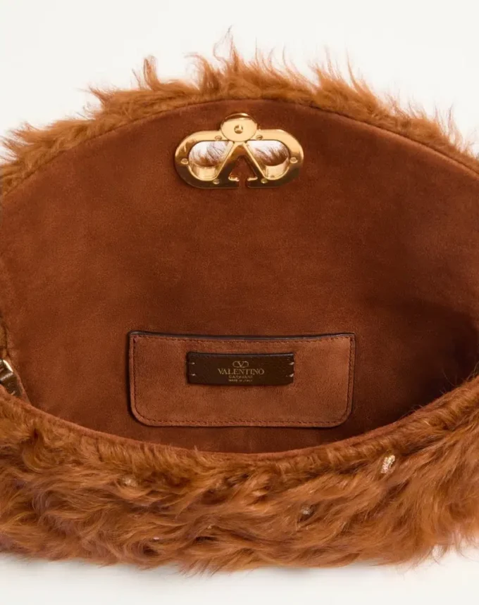 Bolso pequeño de hombro DeVain de Valentino Garavani en piel de cordero con pedrería. Bolso pequeño de hombro DeVain de Valentino Garavani en piel de cordero con pedrería.