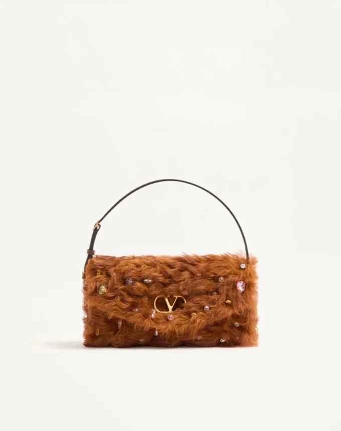 Bolso pequeño de hombro DeVain de Valentino Garavani en piel de cordero con pedrería. Bolso pequeño de hombro DeVain de Valentino Garavani en piel de cordero con pedrería.