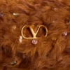 Bolso pequeño de hombro DeVain de Valentino Garavani en piel de cordero con pedrería. Bolso pequeño de hombro DeVain de Valentino Garavani en piel de cordero con pedrería.
