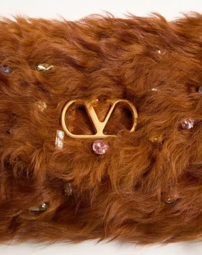 Bolso pequeño de hombro DeVain de Valentino Garavani en piel de cordero con pedrería. Bolso pequeño de hombro DeVain de Valentino Garavani en piel de cordero con pedrería.