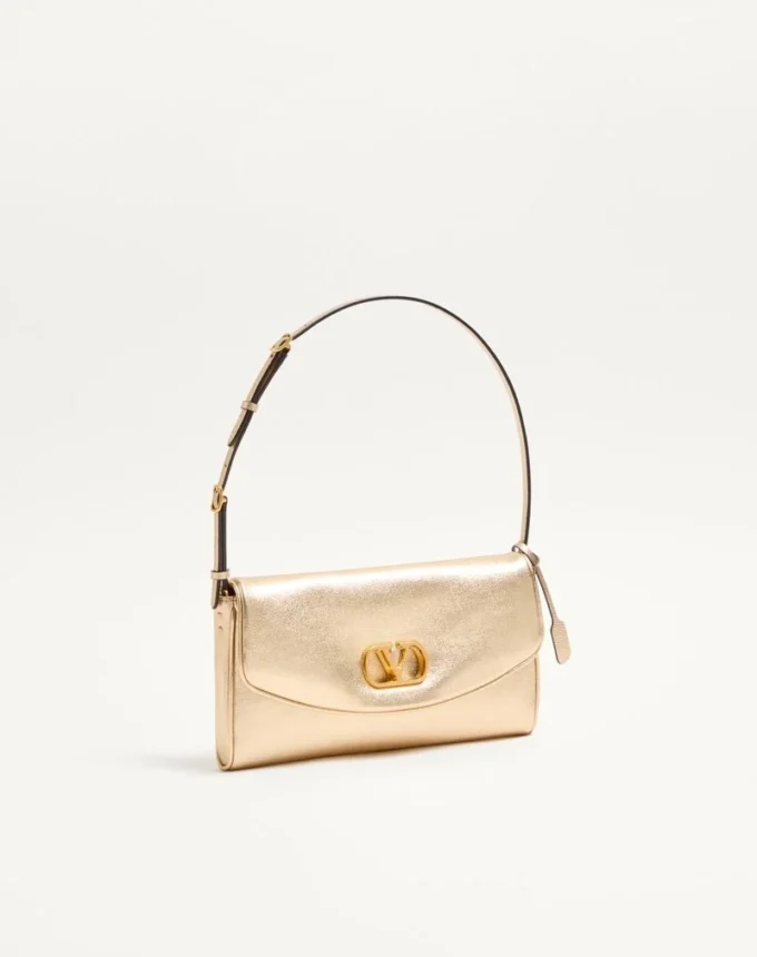 Bolso pequeño de hombro DeVain de Valentino Garavani en piel napa laminada Bolso pequeño de hombro DeVain de Valentino Garavani en piel napa laminada