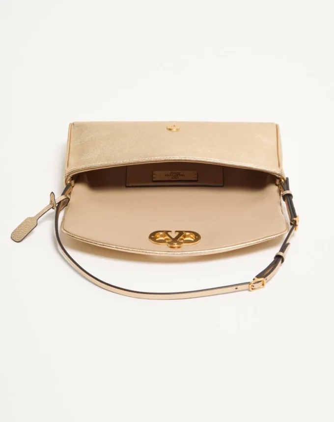 Bolso pequeño de hombro DeVain de Valentino Garavani en piel napa laminada Bolso pequeño de hombro DeVain de Valentino Garavani en piel napa laminada
