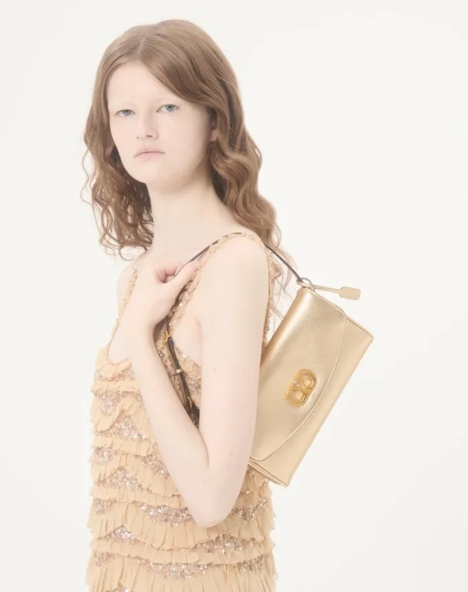 Bolso pequeño de hombro DeVain de Valentino Garavani en piel napa laminada Bolso pequeño de hombro DeVain de Valentino Garavani en piel napa laminada