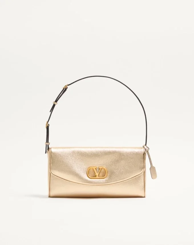 Bolso pequeño de hombro DeVain de Valentino Garavani en piel napa laminada Bolso pequeño de hombro DeVain de Valentino Garavani en piel napa laminada